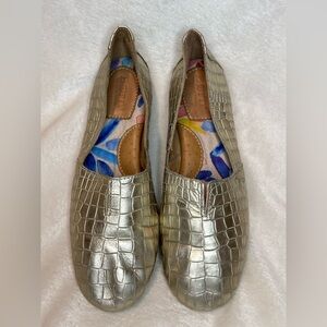 Born Sebra Snake Skin‎ Flats In Gold Tone Women’s Slip On Shoes Size 7